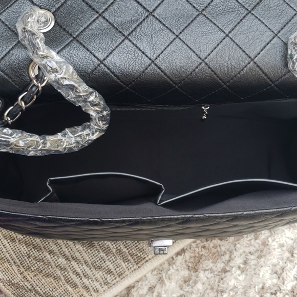 Large Quilted Leather Capacity Travel ShoulderBag - Picture 12 of 16